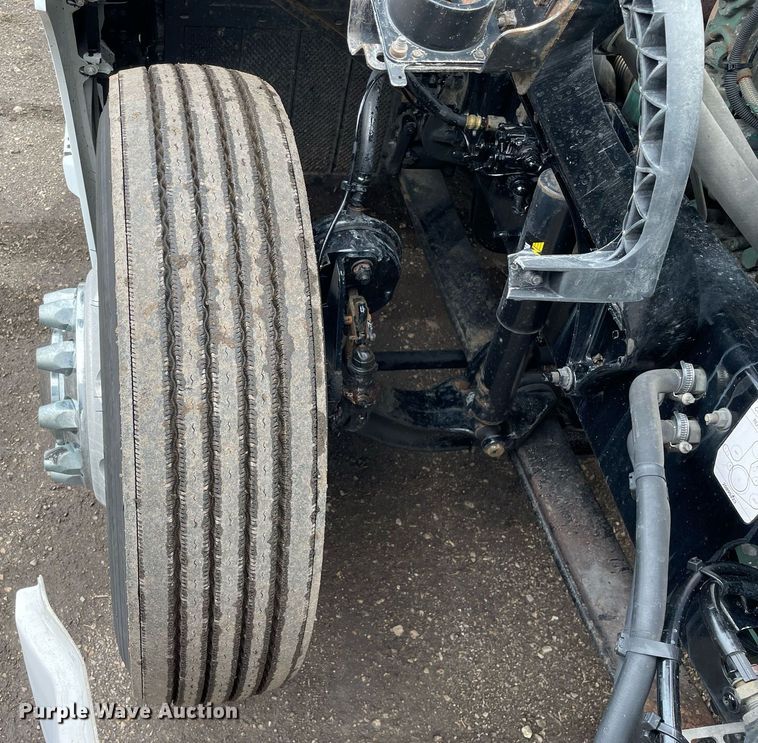 image for item MB9011 2014 Volvo VNL64T 730  semi truck