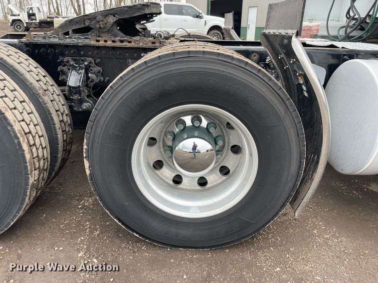 image for item MB9011 2014 Volvo VNL64T 730  semi truck