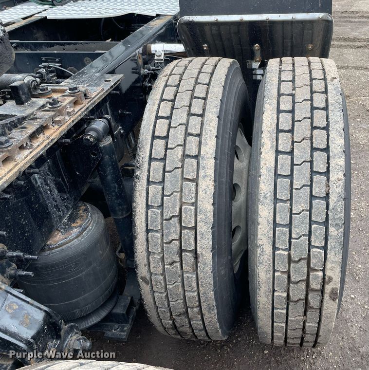 image for item MB9011 2014 Volvo VNL64T 730  semi truck