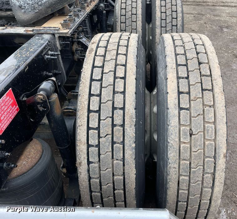 image for item MB9011 2014 Volvo VNL64T 730  semi truck