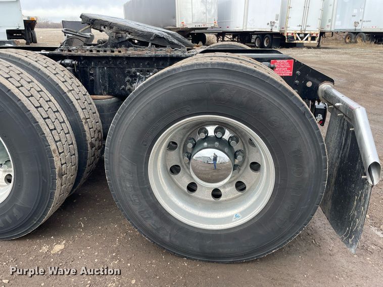 image for item MB9011 2014 Volvo VNL64T 730  semi truck