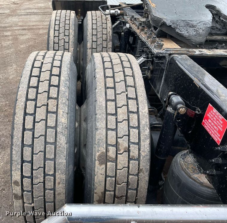 image for item MB9011 2014 Volvo VNL64T 730  semi truck