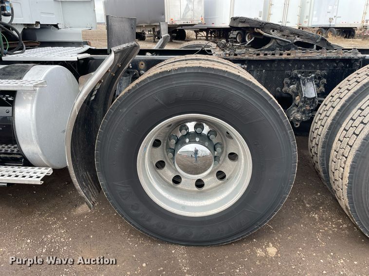 image for item MB9011 2014 Volvo VNL64T 730  semi truck