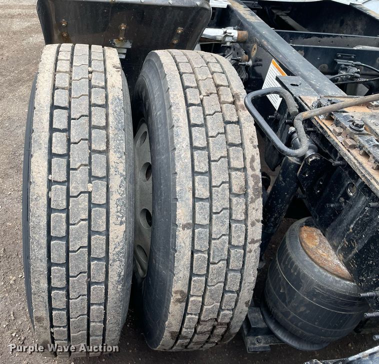 image for item MB9011 2014 Volvo VNL64T 730  semi truck