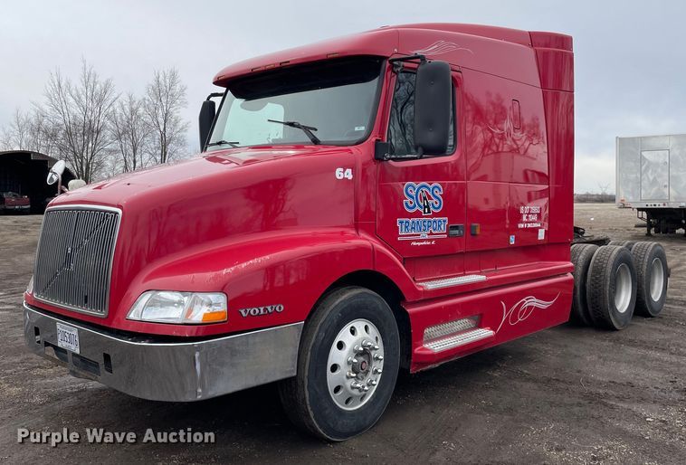 image for item MB9013 2003 Volvo VN  semi truck