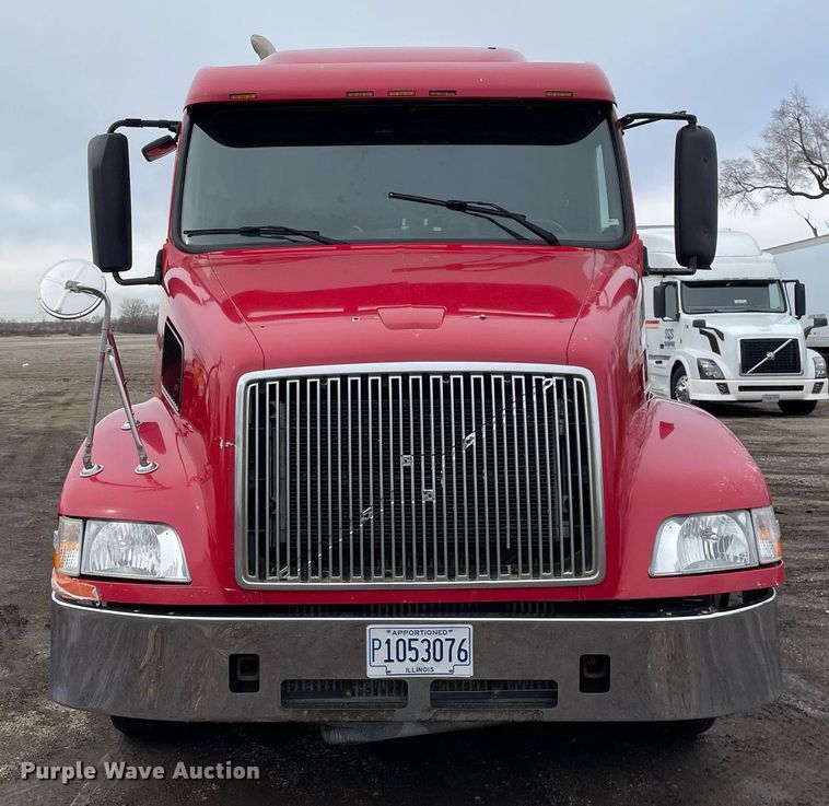 image for item MB9013 2003 Volvo VN  semi truck