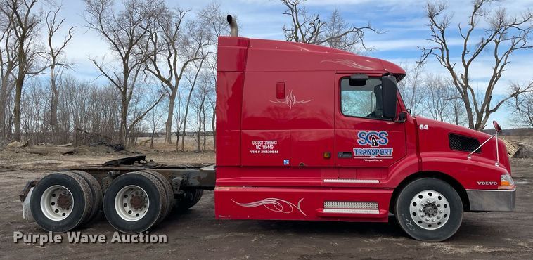 image for item MB9013 2003 Volvo VN  semi truck