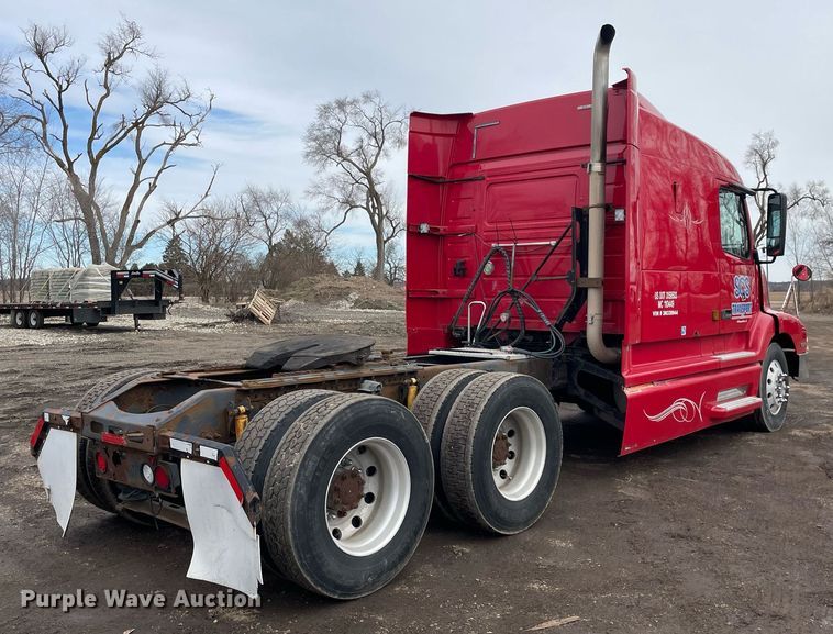 image for item MB9013 2003 Volvo VN  semi truck