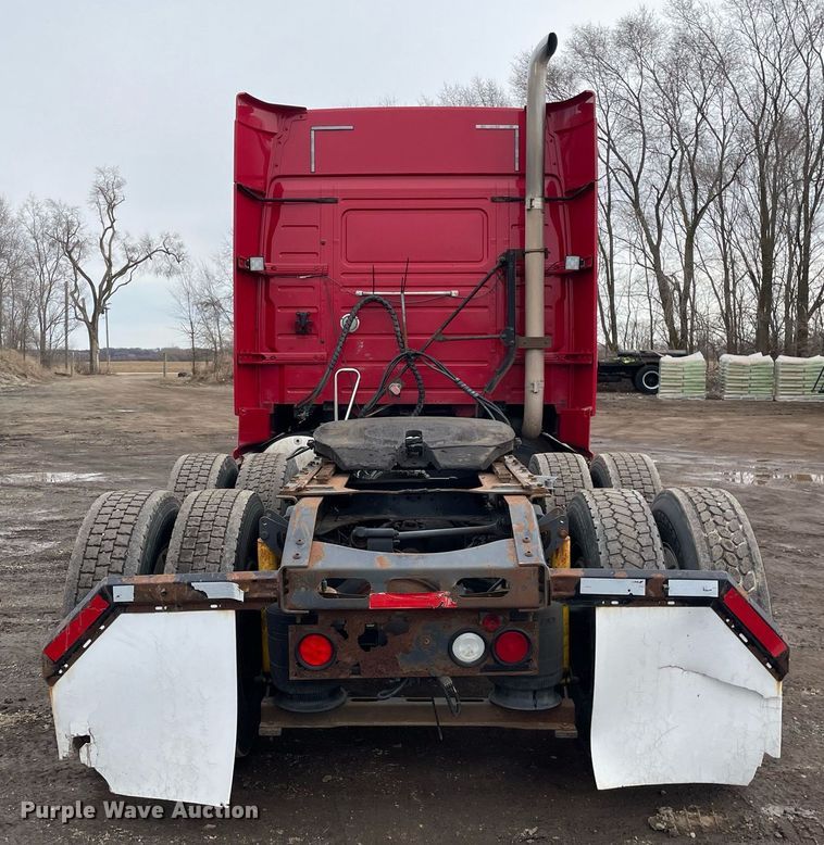 image for item MB9013 2003 Volvo VN  semi truck