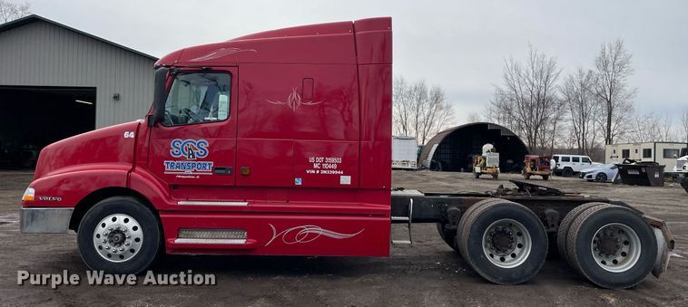 image for item MB9013 2003 Volvo VN  semi truck