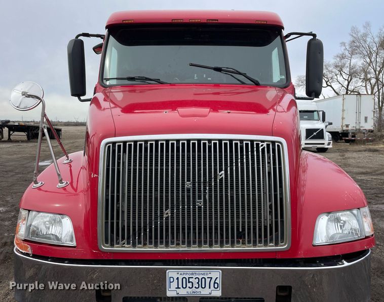 image for item MB9013 2003 Volvo VN  semi truck