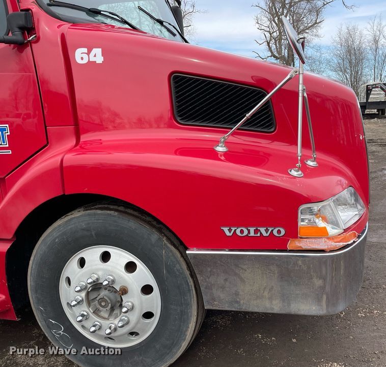 image for item MB9013 2003 Volvo VN  semi truck