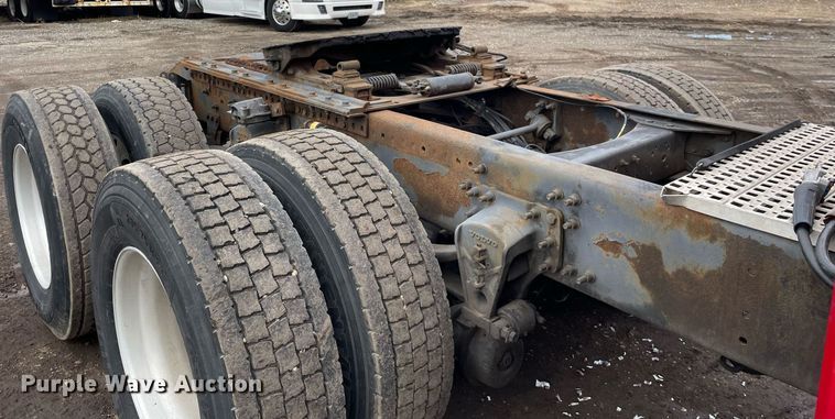 image for item MB9013 2003 Volvo VN  semi truck