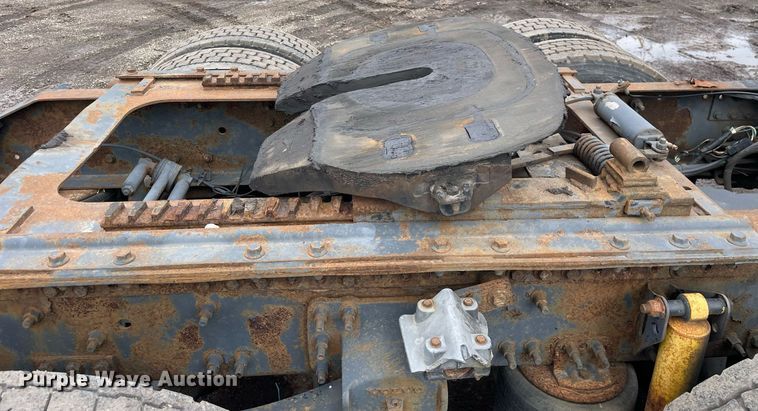 image for item MB9013 2003 Volvo VN  semi truck