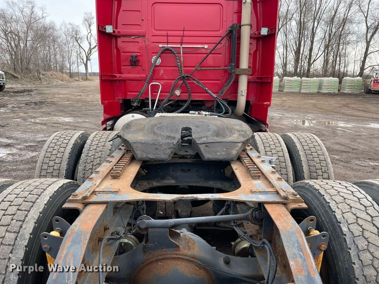 image for item MB9013 2003 Volvo VN  semi truck