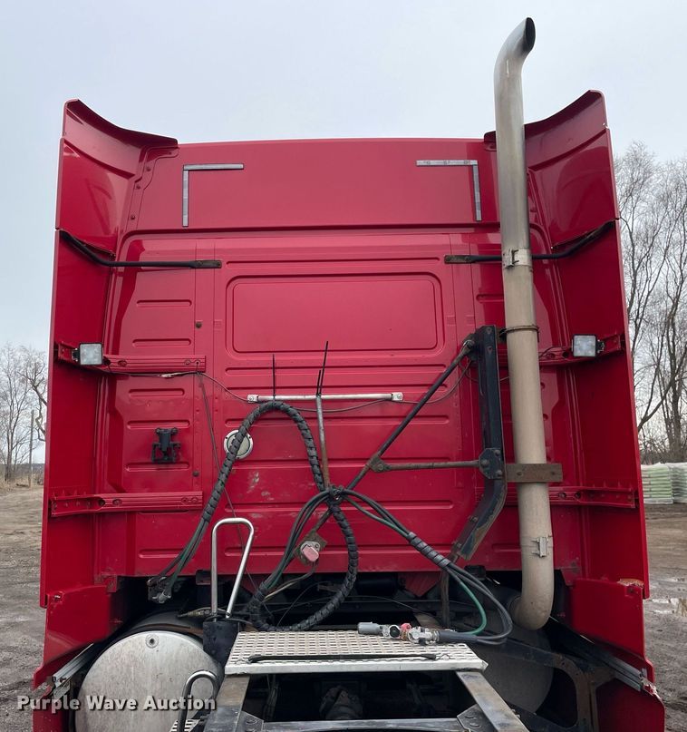 image for item MB9013 2003 Volvo VN  semi truck