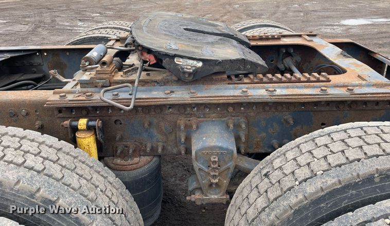 image for item MB9013 2003 Volvo VN  semi truck