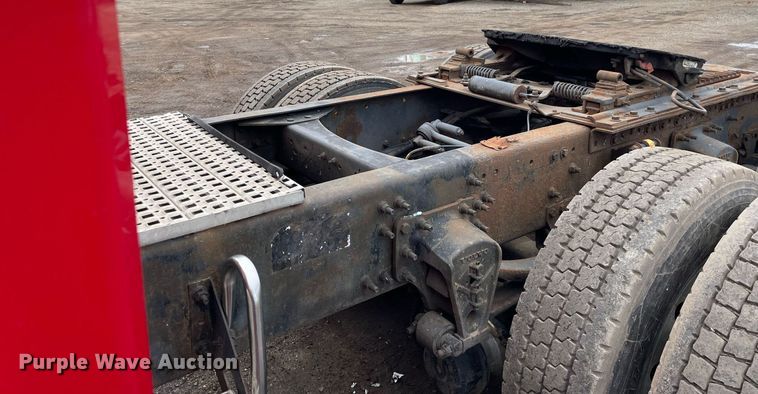 image for item MB9013 2003 Volvo VN  semi truck