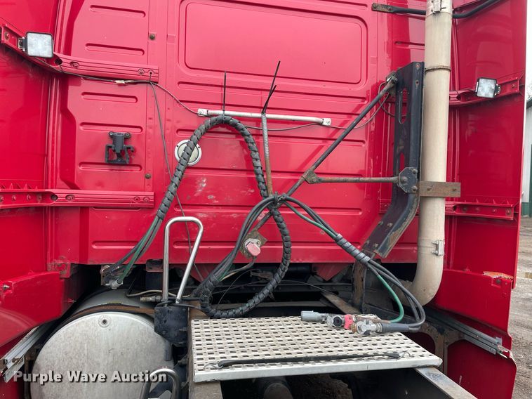 image for item MB9013 2003 Volvo VN  semi truck