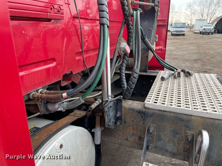 image for item MB9013 2003 Volvo VN  semi truck