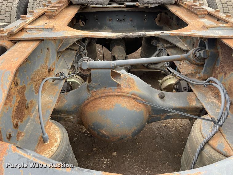 image for item MB9013 2003 Volvo VN  semi truck