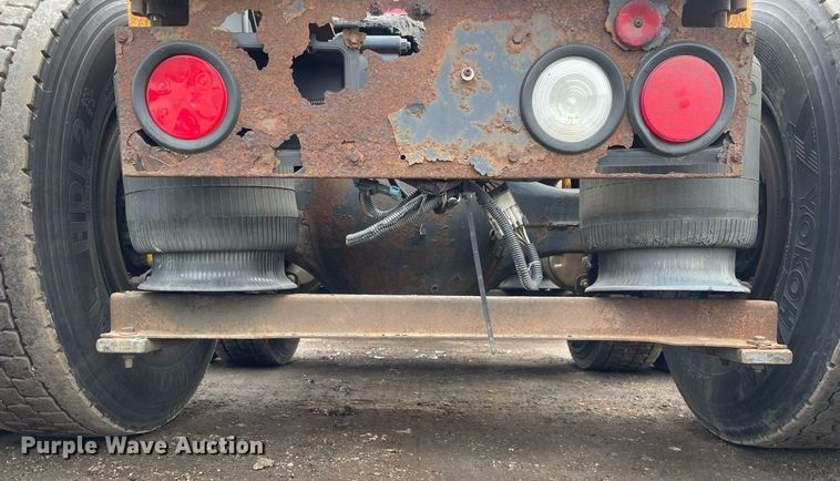 image for item MB9013 2003 Volvo VN  semi truck