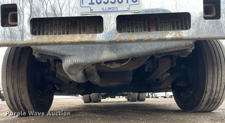 image for item MB9013 2003 Volvo VN  semi truck