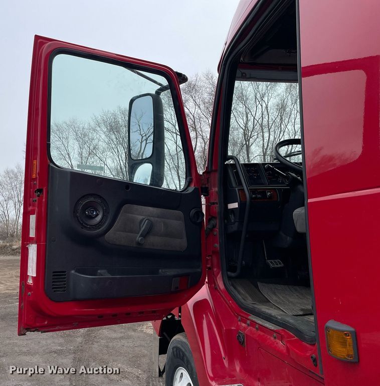 image for item MB9013 2003 Volvo VN  semi truck