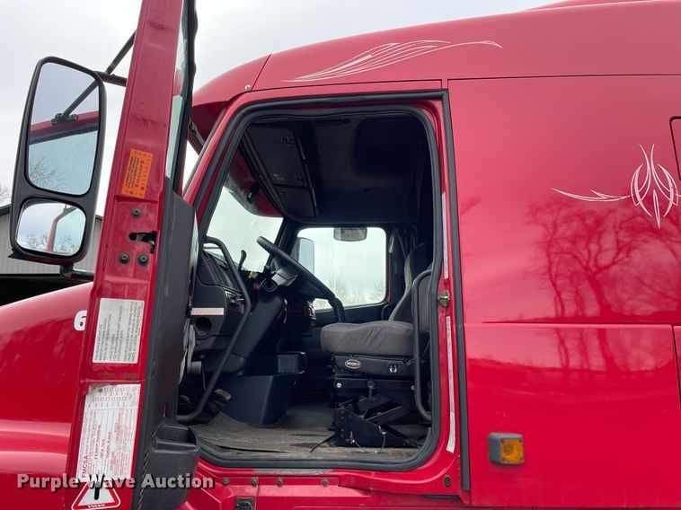 image for item MB9013 2003 Volvo VN  semi truck