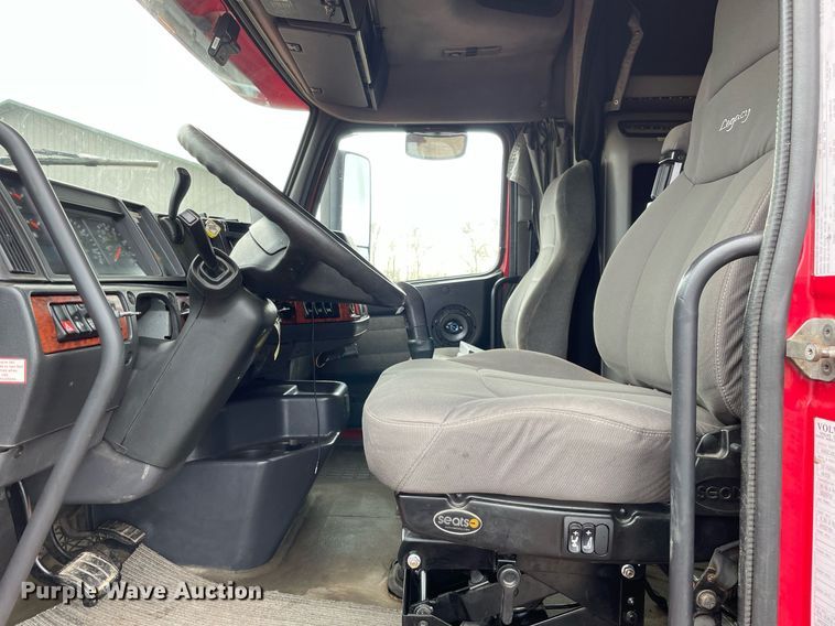 image for item MB9013 2003 Volvo VN  semi truck