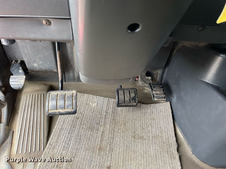 image for item MB9013 2003 Volvo VN  semi truck