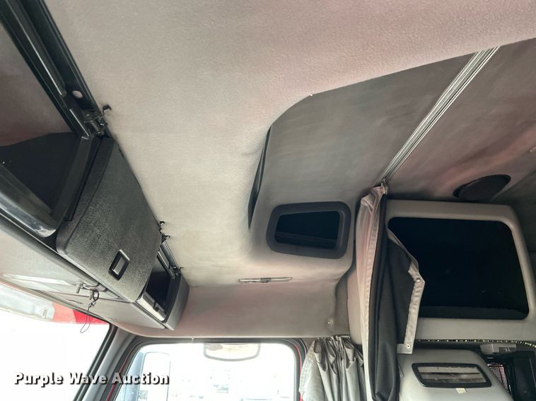 image for item MB9013 2003 Volvo VN  semi truck