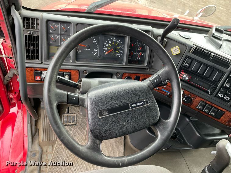 image for item MB9013 2003 Volvo VN  semi truck