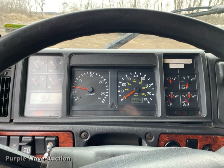 image for item MB9013 2003 Volvo VN  semi truck