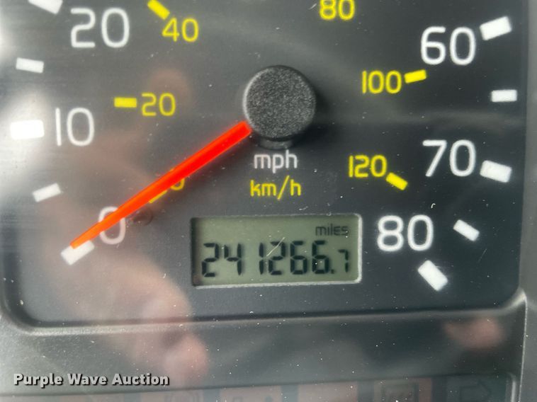 image for item MB9013 2003 Volvo VN  semi truck