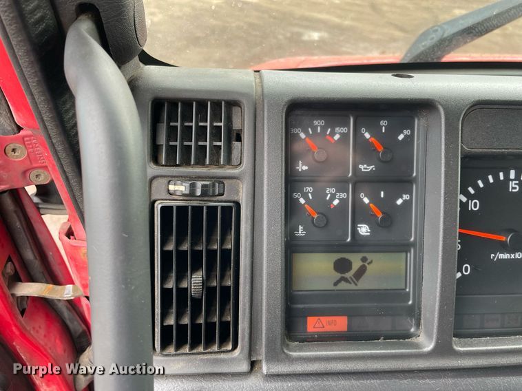 image for item MB9013 2003 Volvo VN  semi truck