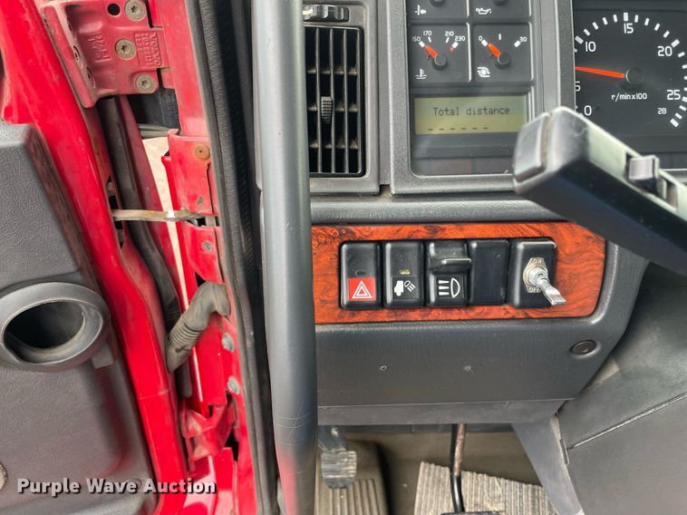 image for item MB9013 2003 Volvo VN  semi truck