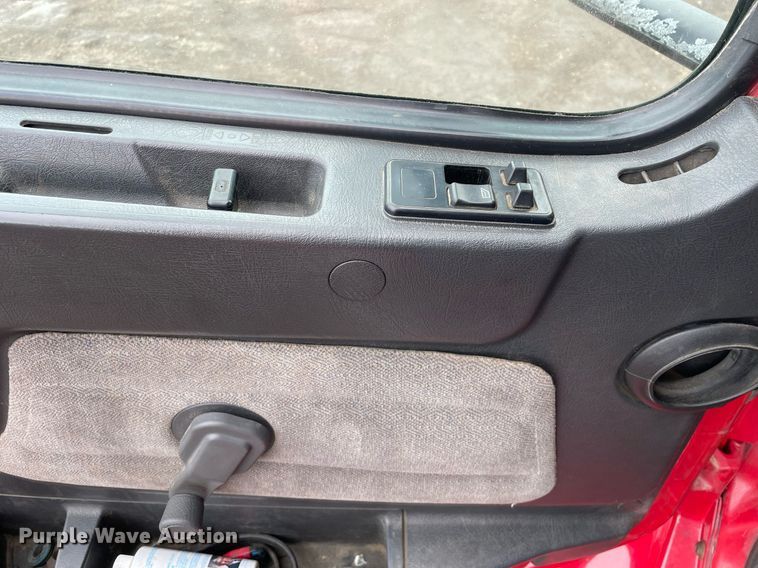 image for item MB9013 2003 Volvo VN  semi truck