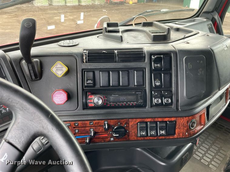 image for item MB9013 2003 Volvo VN  semi truck