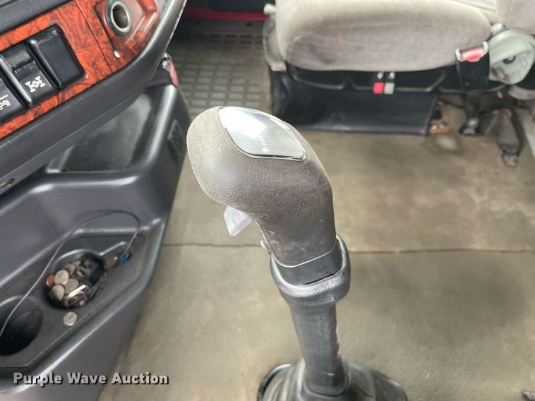 image for item MB9013 2003 Volvo VN  semi truck