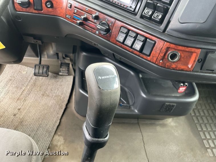 image for item MB9013 2003 Volvo VN  semi truck