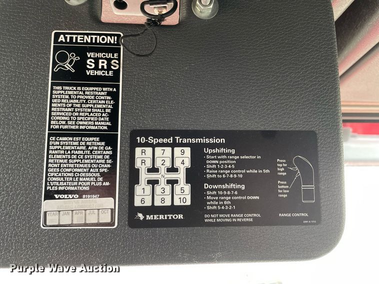 image for item MB9013 2003 Volvo VN  semi truck