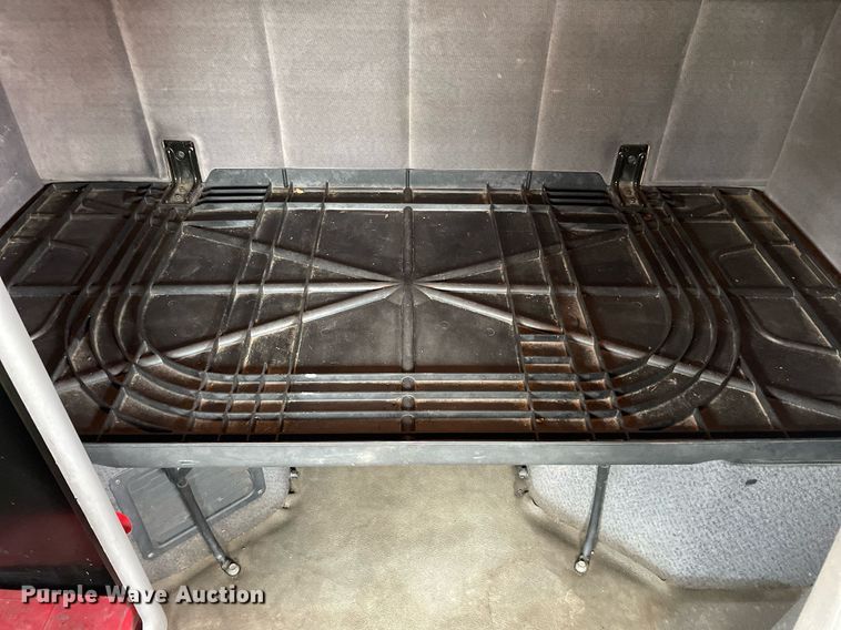 image for item MB9013 2003 Volvo VN  semi truck