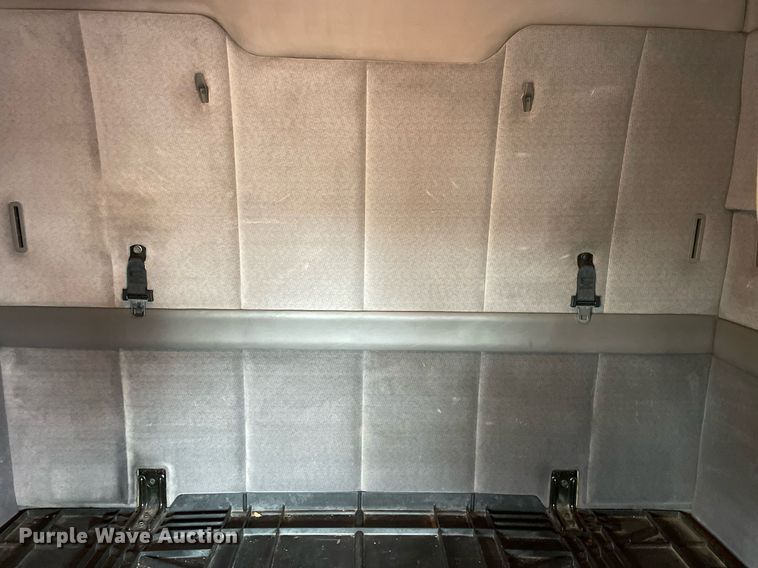 image for item MB9013 2003 Volvo VN  semi truck