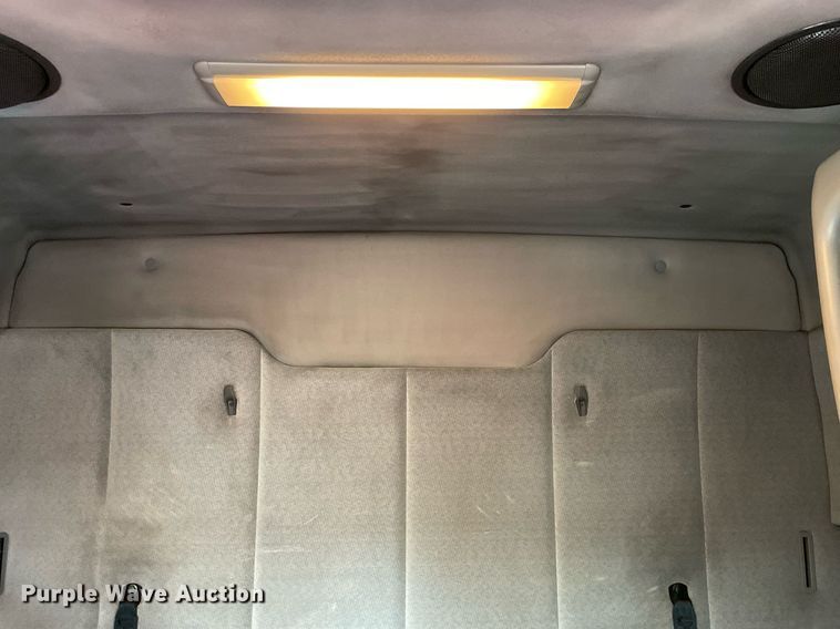 image for item MB9013 2003 Volvo VN  semi truck