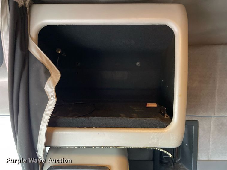 image for item MB9013 2003 Volvo VN  semi truck