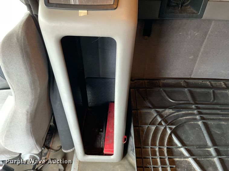 image for item MB9013 2003 Volvo VN  semi truck