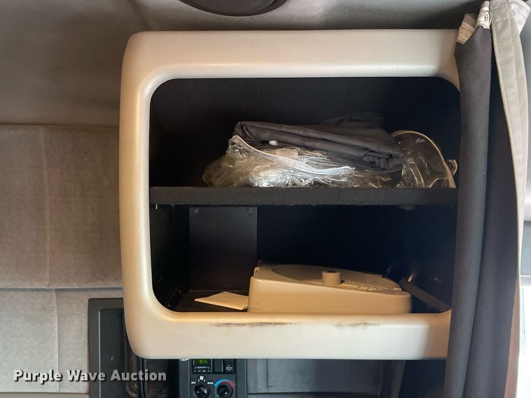 image for item MB9013 2003 Volvo VN  semi truck