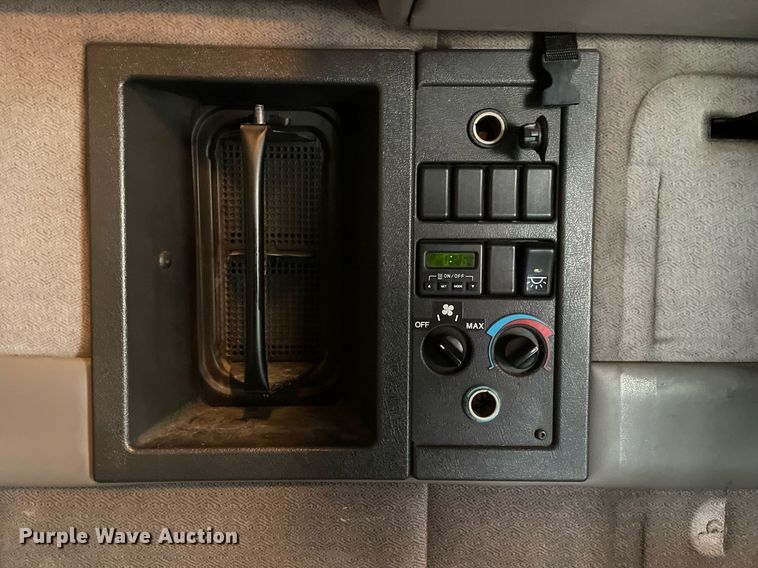 image for item MB9013 2003 Volvo VN  semi truck