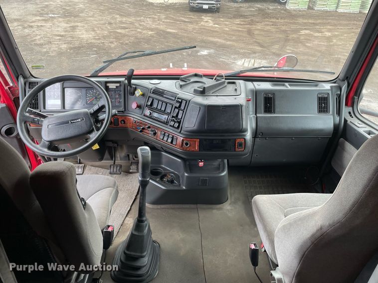 image for item MB9013 2003 Volvo VN  semi truck